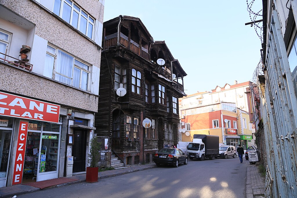 JEWISH HERITAGES IN ISTANBUL / Neve Shalom Synagogue, Jewish Museum of Turkey, Ahrida Synagogue, Town of Balat